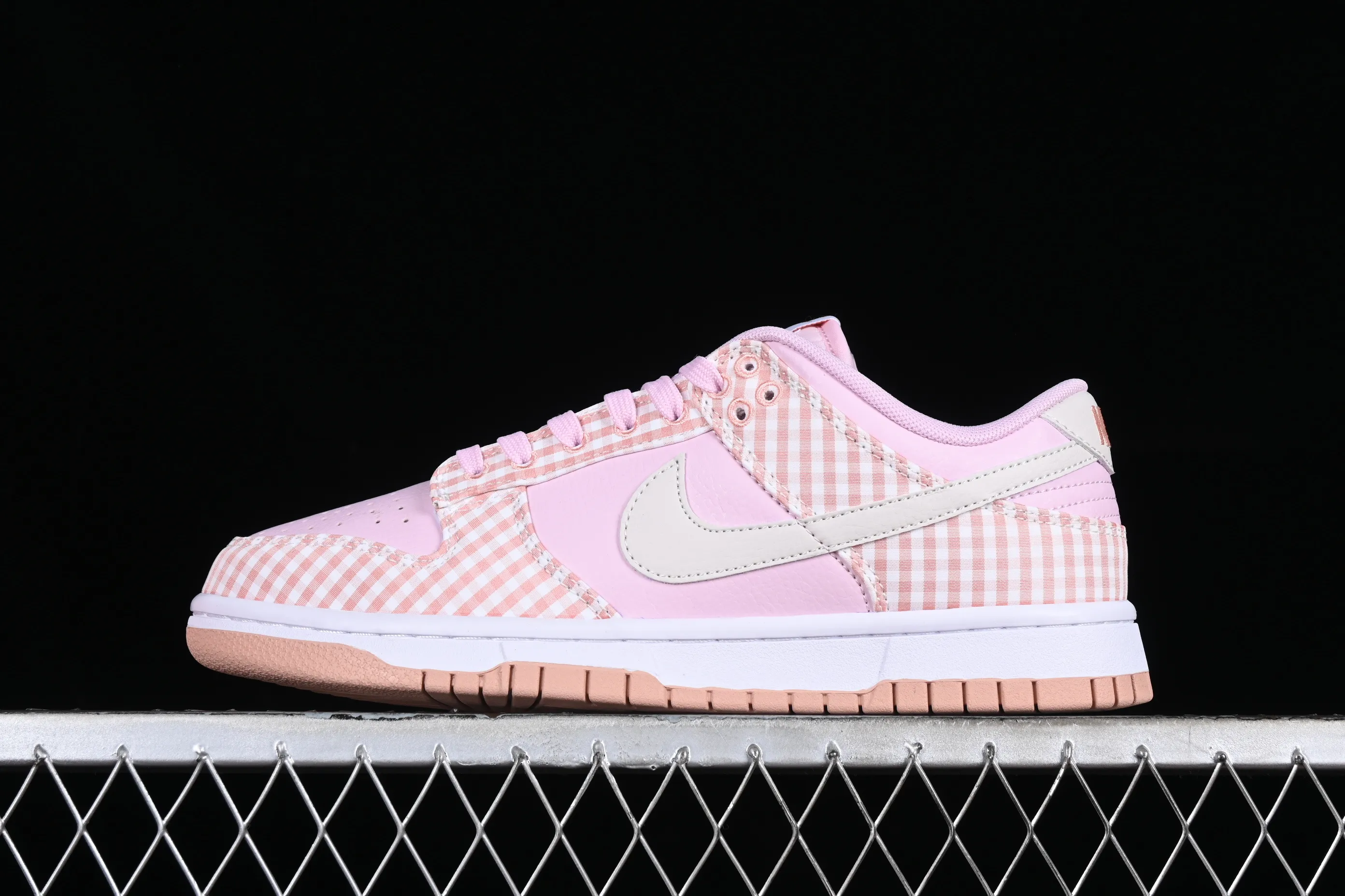 All categories Nk SB Dunk series Nk SB Dunk Low low-top sneakers Nk Dunk Low "Pink Gingham" pink seersucker color SB low-top casual sneakers FB9881-600